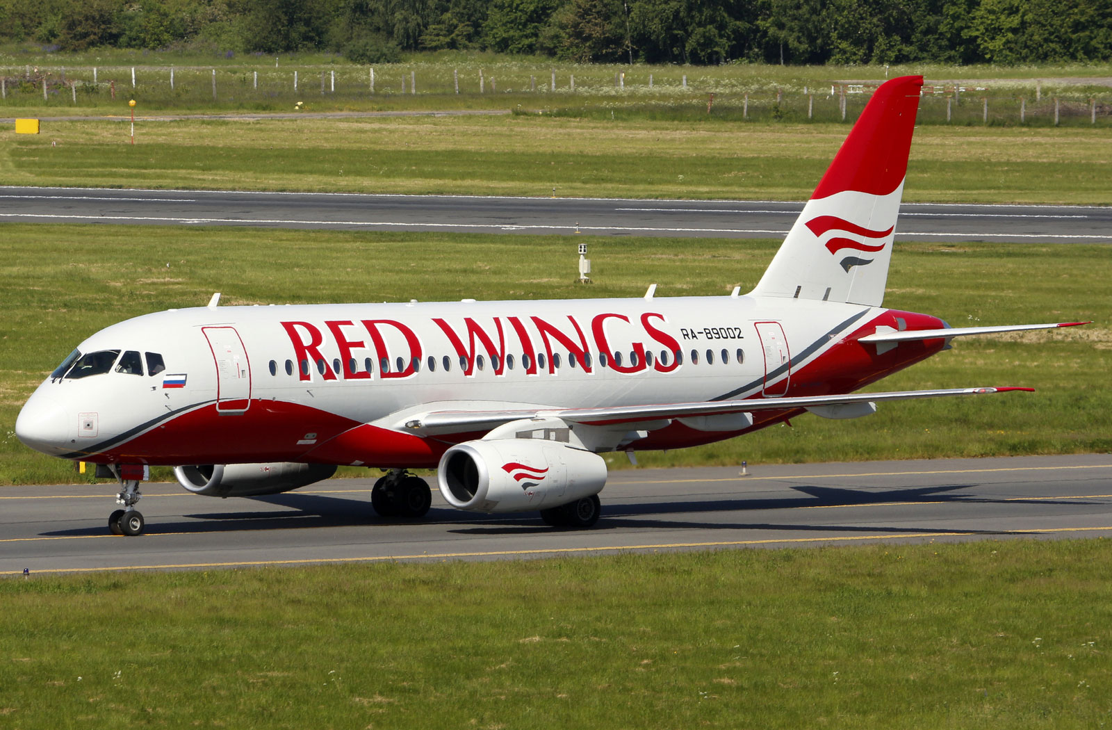ra-89002-red-wings-sukhoi-superjet-100-95b.jpg
