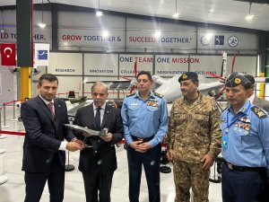  Selçuk Bayraktar presenting a Pakistani-flagged KIZILELMA Unmanned Combat Aircraft model to Pakistani Prime Minister Shahbaz Sharif.