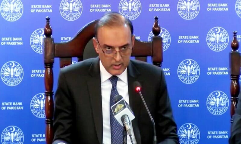 <p>State Bank of Pakistan Governor Jameel Ahmad addresses a press conference on Wednesday. — DawnNewsTV</p>