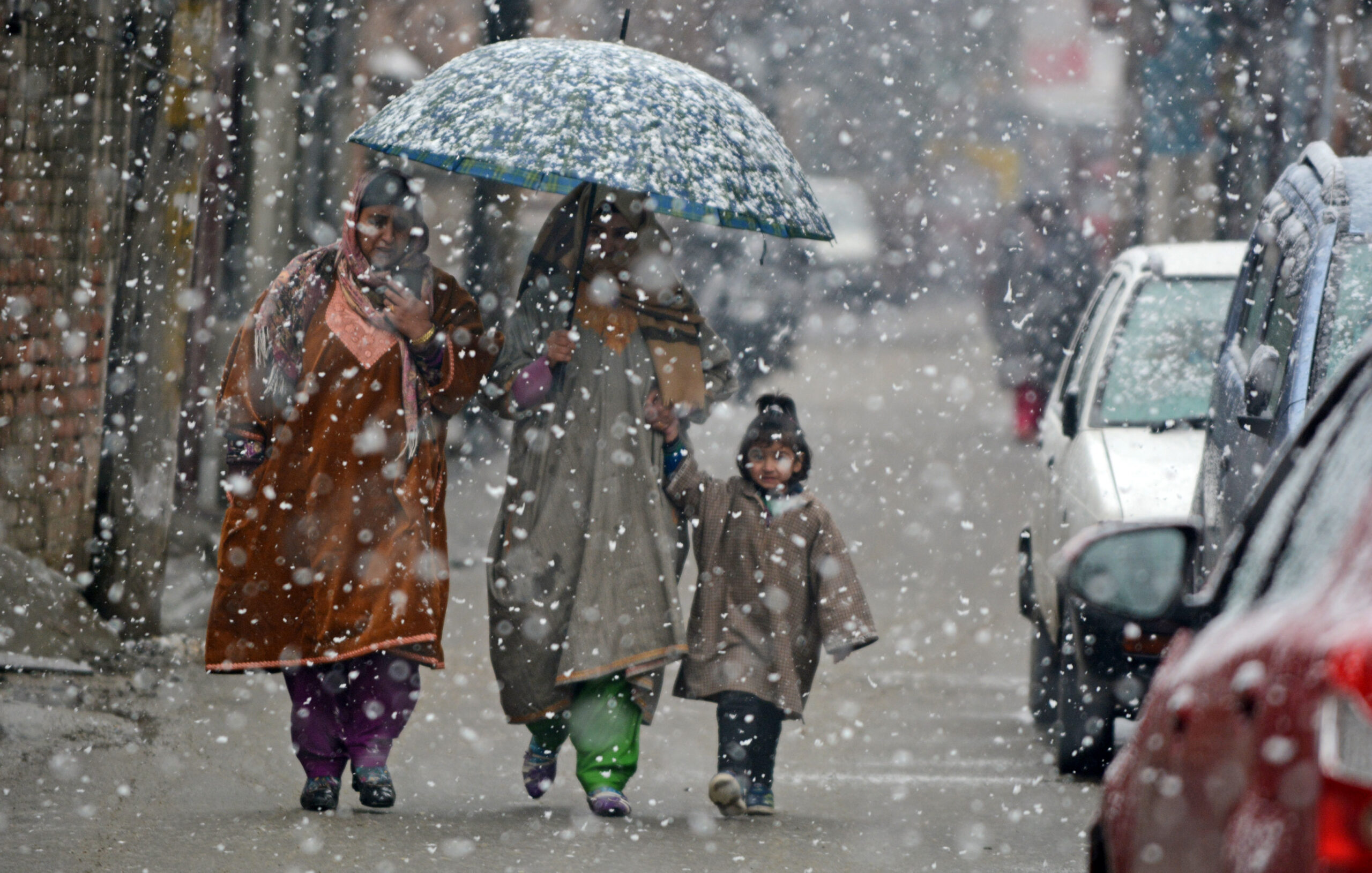Kashmir-Women-walks-under-umberalla-during-seasons-first-heavy-snowfall-in-Srinagar-on-Friday-Umar-Ganie-1-scaled.jpg