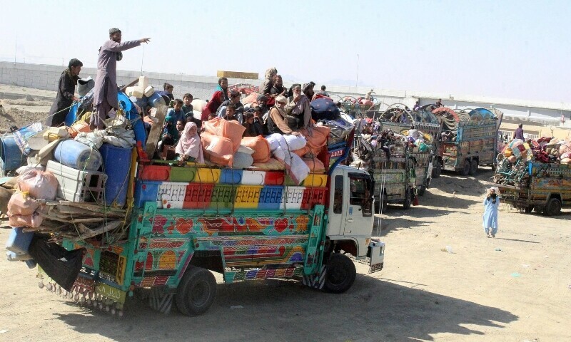 Afghan refugees arrive in trucks and cars to cross the Pakistan-Afghanistan border in Chaman on October 31. — AFP