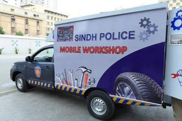 Traffic police roll out ‘free car repair service’ for Karachiites in rainy season