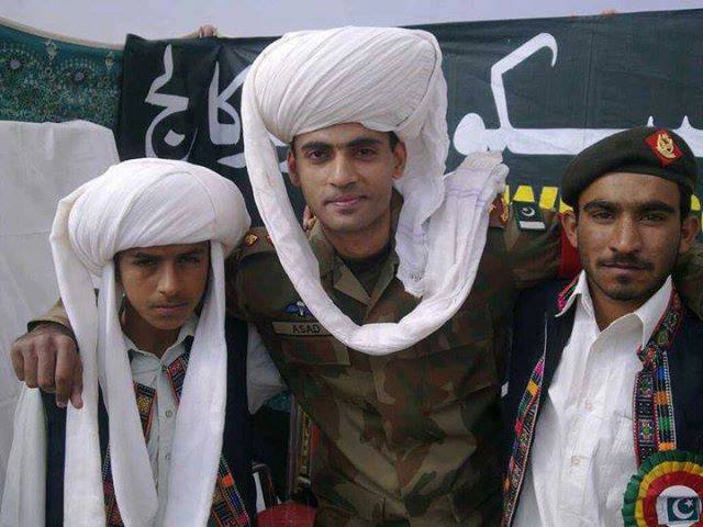 pakistan-army-jawan-with-baloch-youngsters-balochistan.jpg