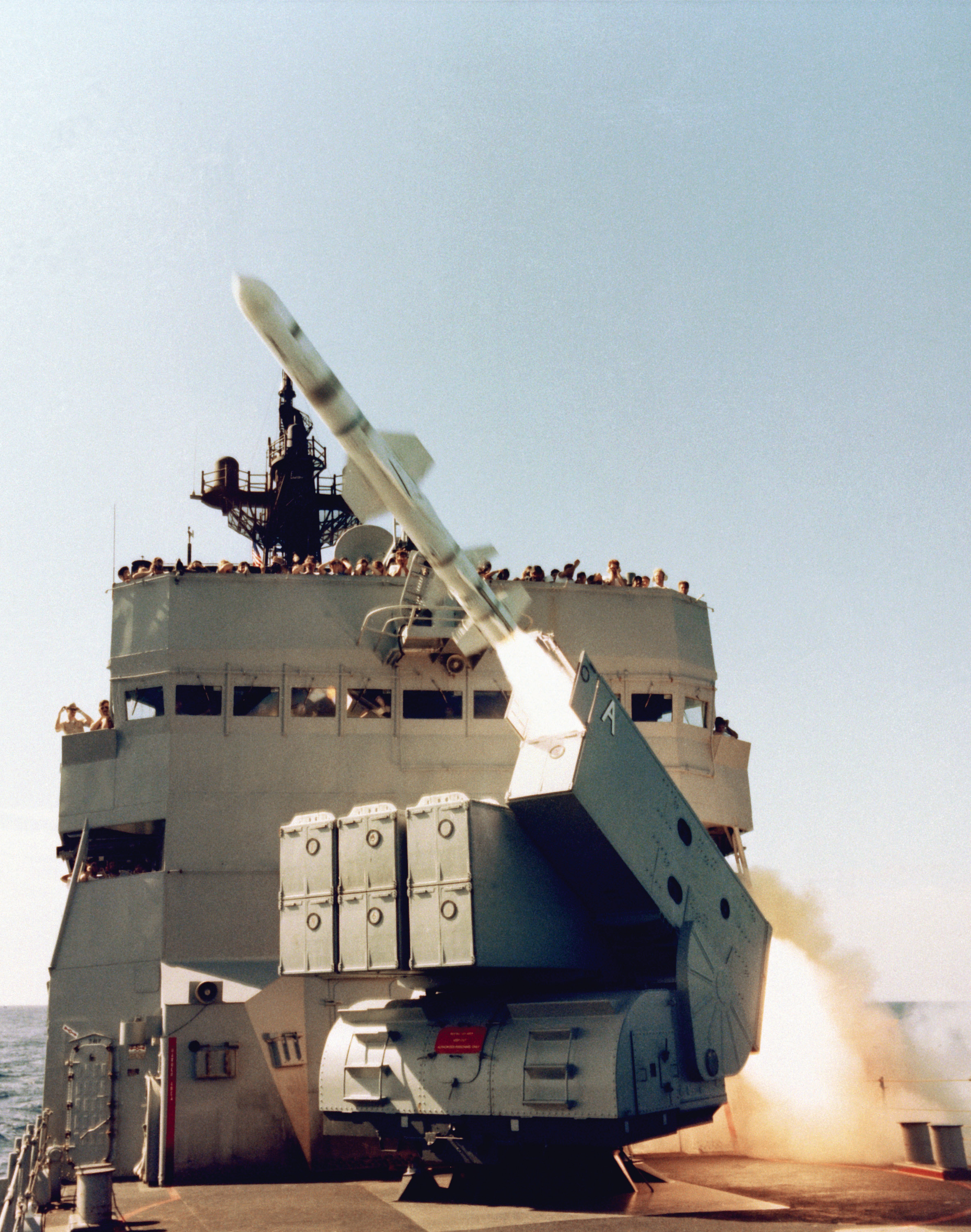 USS_Badger_%28FF-1071%29_Launching_Harpoon.jpg