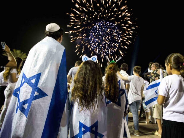 Israeli%20children%20watch%20fireworks%20in%20the%20Mediterranean%20coastal%20city%20of%20Netanya%2C%20on%20May%205%2C%202014%2C%20during%20Israel%27s%2066th%20Independence%20Day%20celebrations%20AFP.jpg