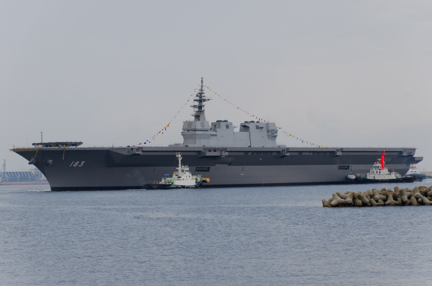 JS_Izumo_%28DDH-183%29_just_after_her_launch.jpg