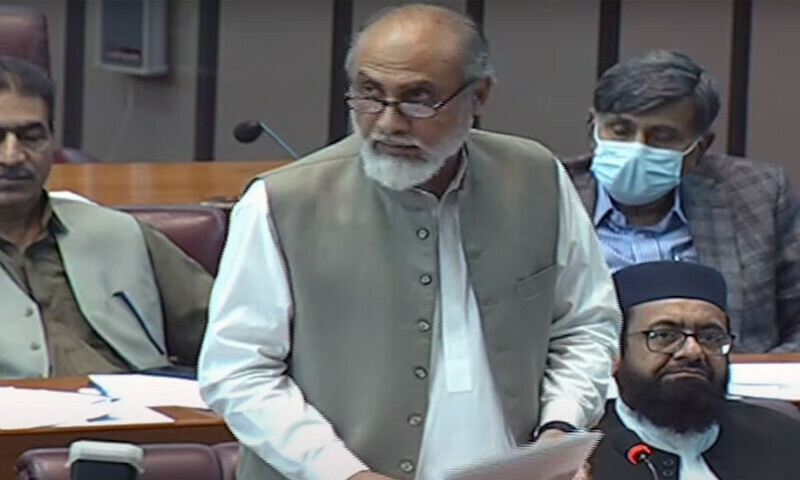 <p>MNA Khalid Magsi reading out the resolution in the National Assembly on Thursday.—Screengrab from PTV Parliament</p>