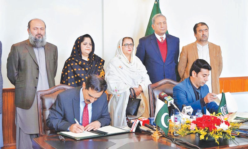 QUETTA: Chief  Minister Mir Jam Kamal Khan and Federal Minister for  Production Defence Zubaida Jalal look on signing of an agreement between the federal and provincial governments for establishment of Gwadar shipyard on Tuesday.—APP