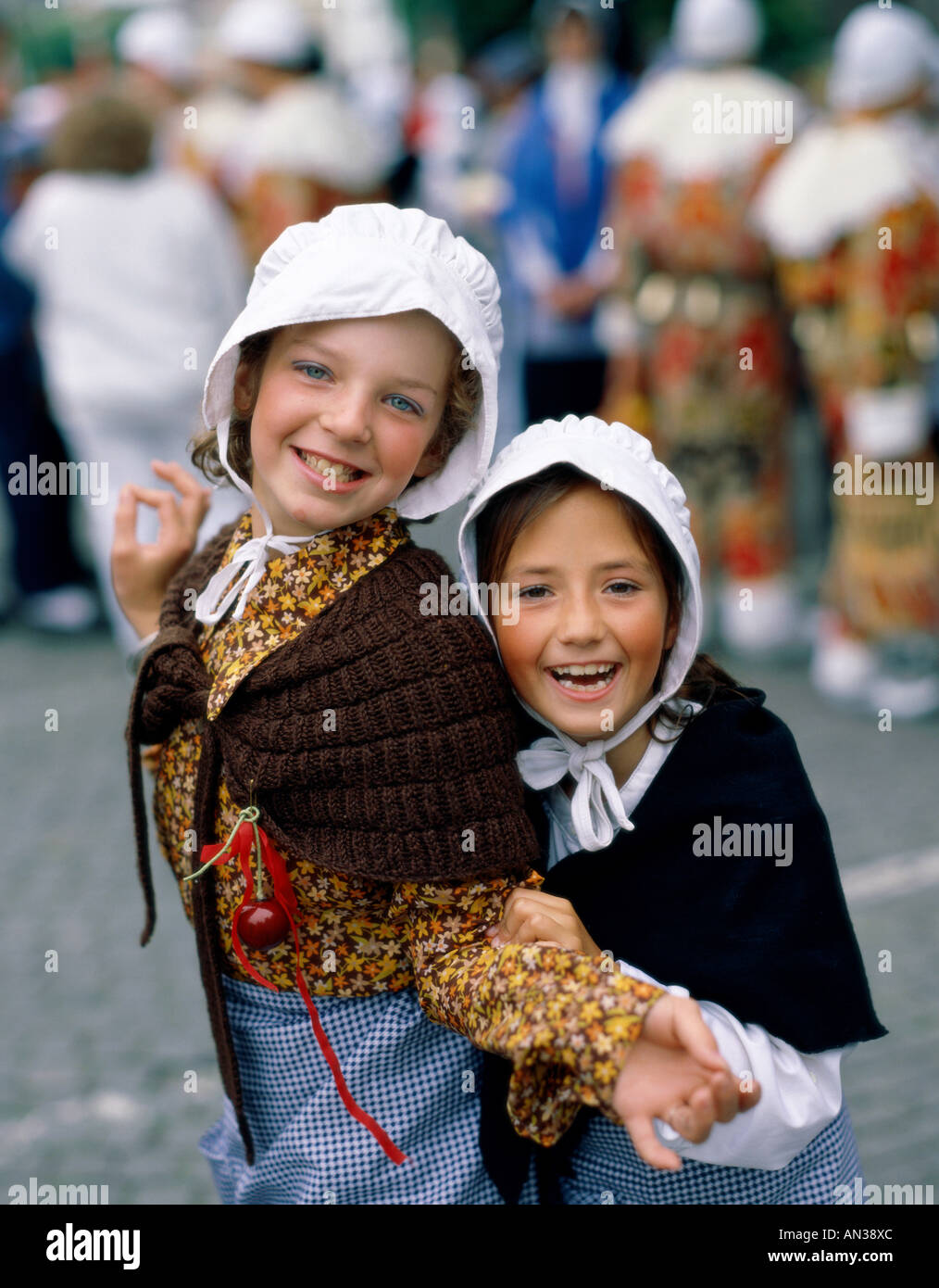 girls-dressed-in-national-costume-ghent-western-flanders-belgium-AN38XC.jpg