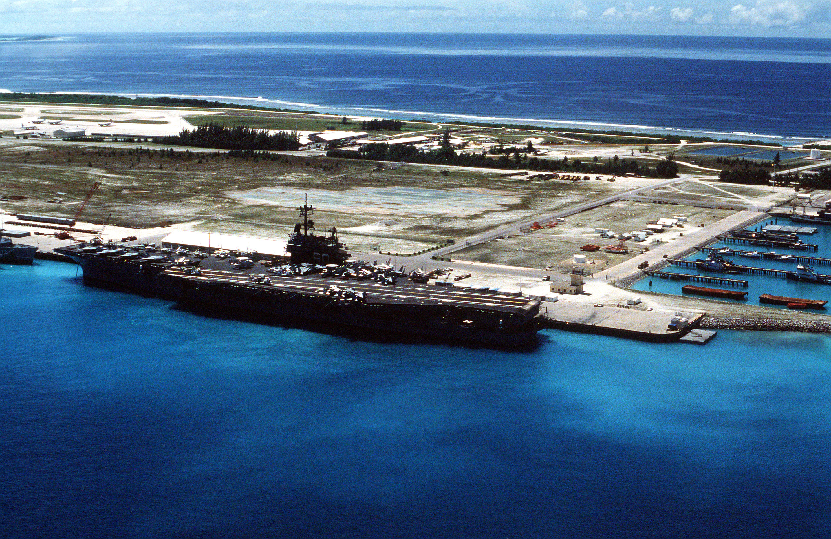 USS_Saratoga_CV-60_at_Diego_Garcia_in_1987.jpeg