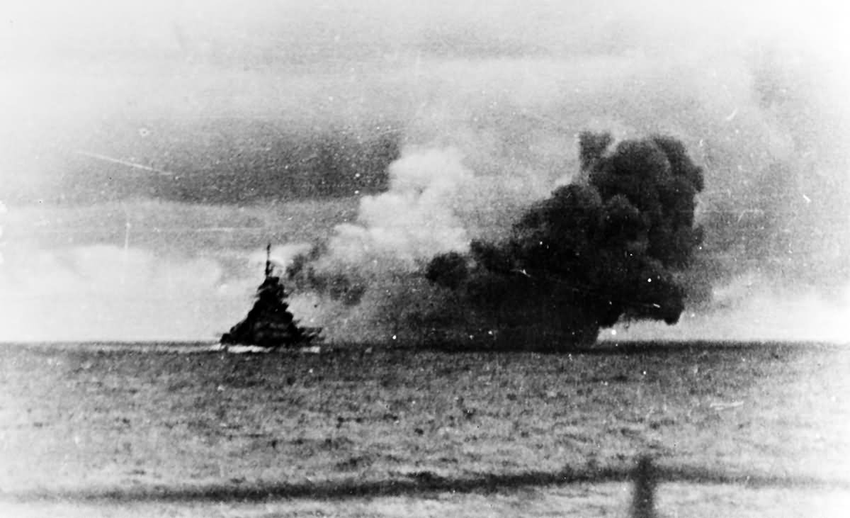 Bismarck_firing_on_HMS_Prince_of_Wales.jpg