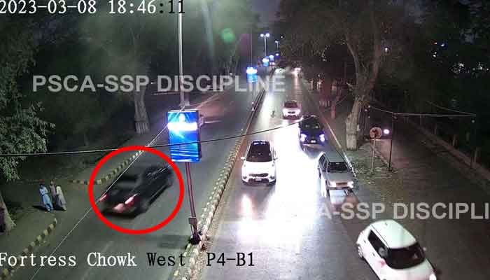 (6:46 PM) Vehicle moves towards Mall road