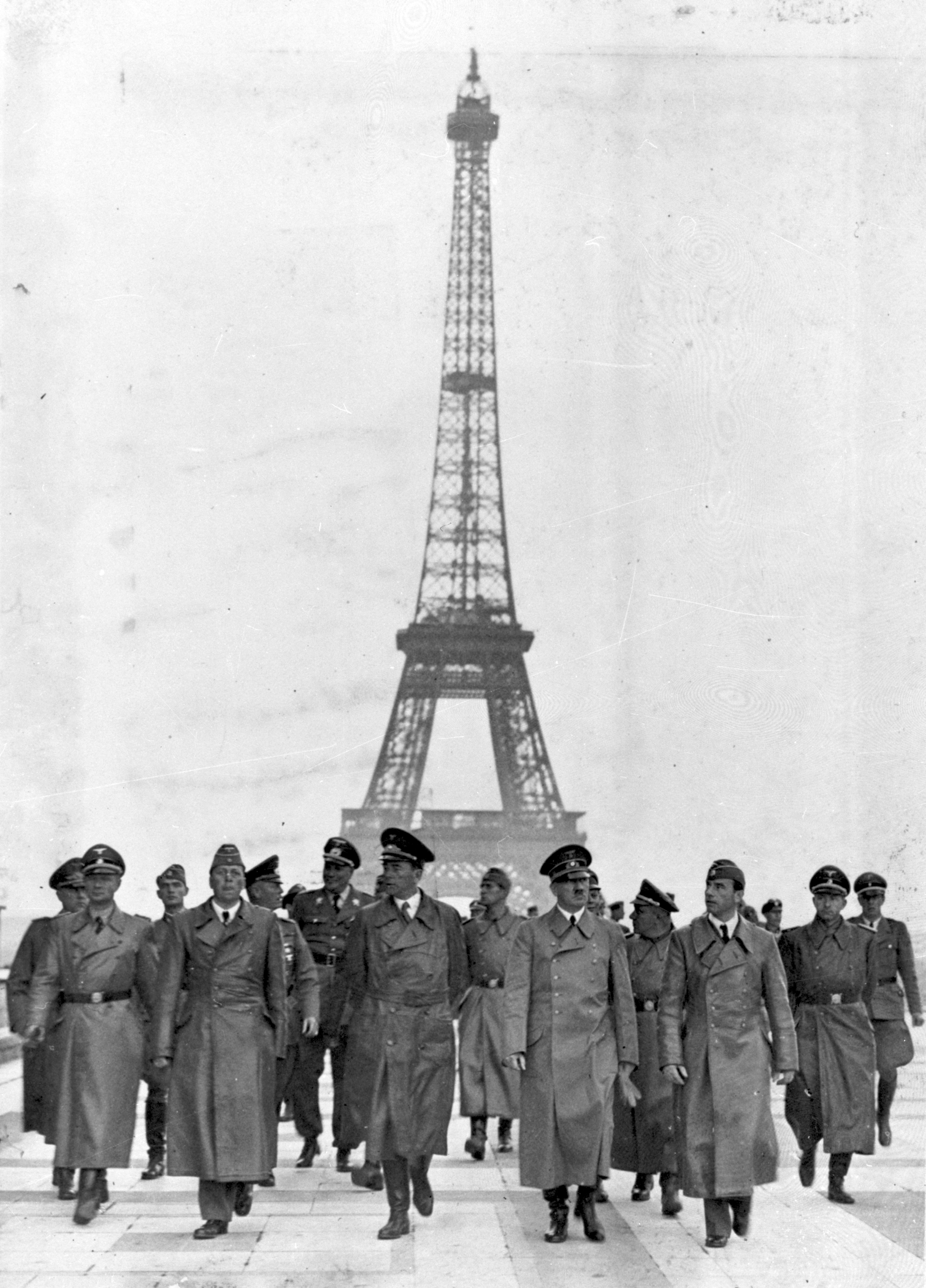 Bundesarchiv_Bild_183-H28708,_Paris,_Eiffelturm,_Besuch_Adolf_Hitler.jpg