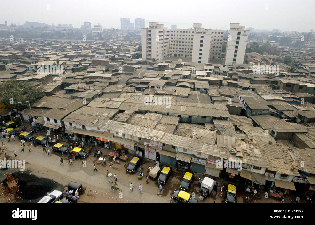 india-mumbai-slum-dharavi-the-largest-slum-in-asia-target-for-real-DY4583.jpg
