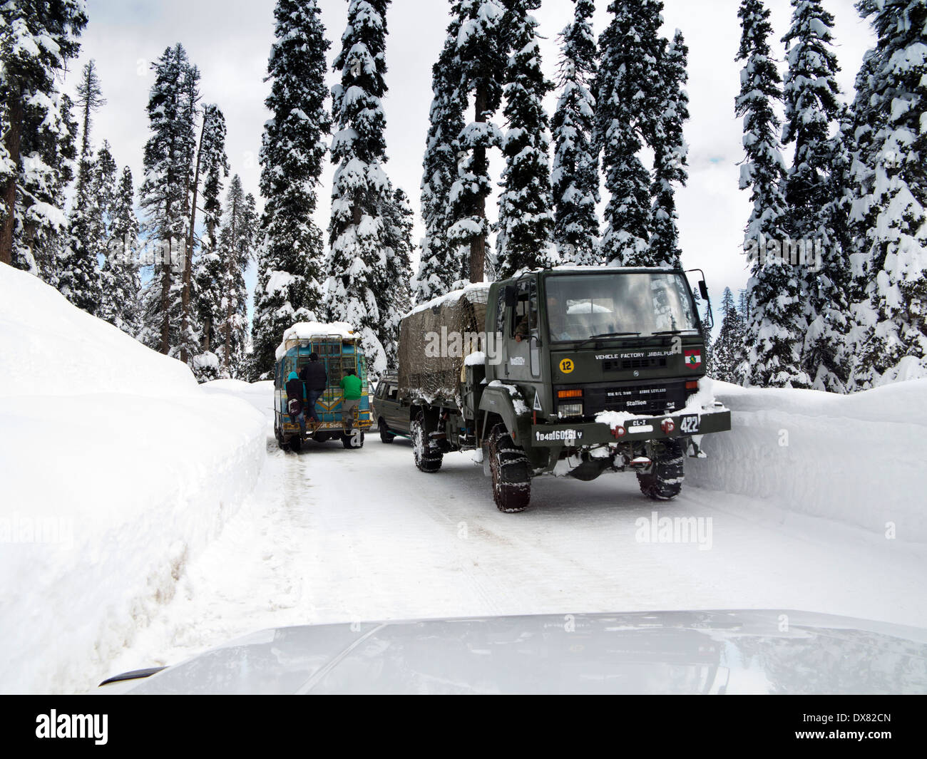 india-kashmir-gulmarg-army-truck-with-snow-chains-driving-on-snow-DX82CN.jpg