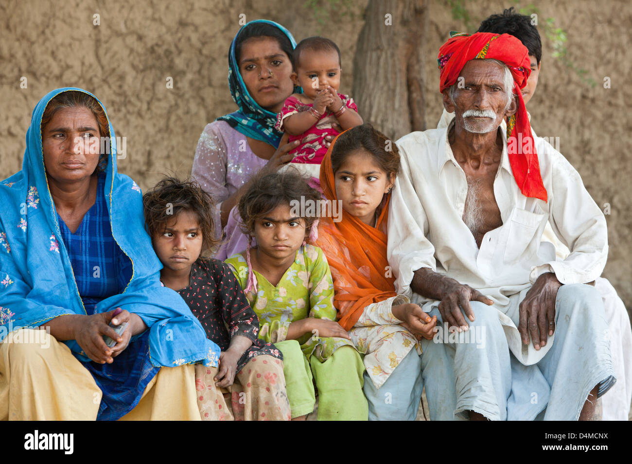 basti-mumgani-pakistan-portrait-of-a-large-family-D4MCNX.jpg