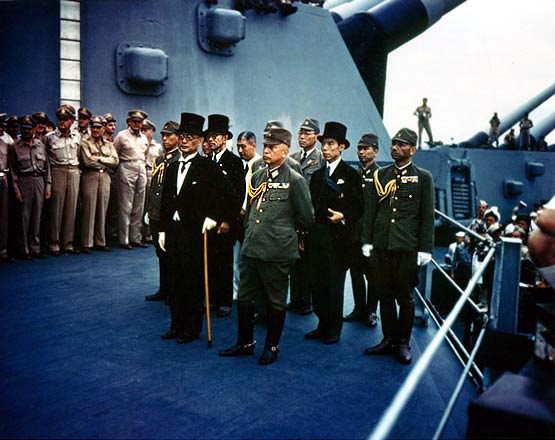Japaneses-surrender-on-USS-.jpg