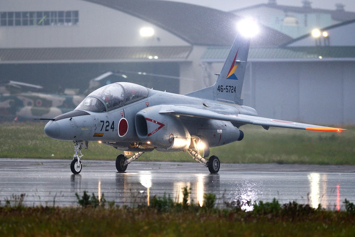 Kawasaki_T-4,_Japan_-_Air_Force_AN2276800.jpg