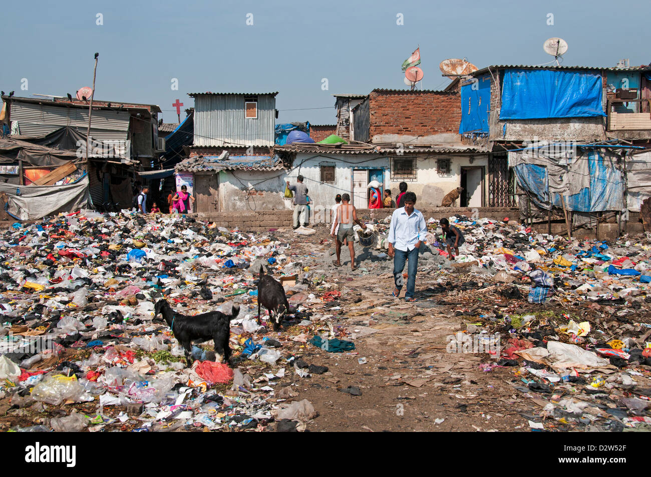 mumbai-dump-bombay-slum-near-colaba-and-world-trade-center-india-D2W52F.jpg