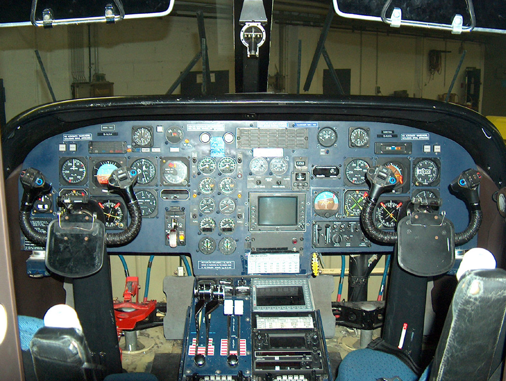Dornier_Do_228_LGW_D-ILKA_Cockpit.jpg