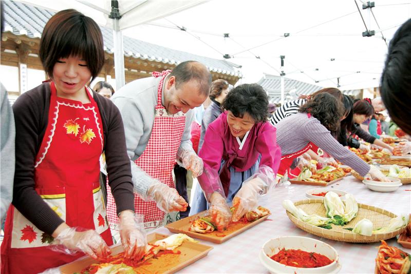 visitors-are-guided-to-make-kimchi-351.jpeg