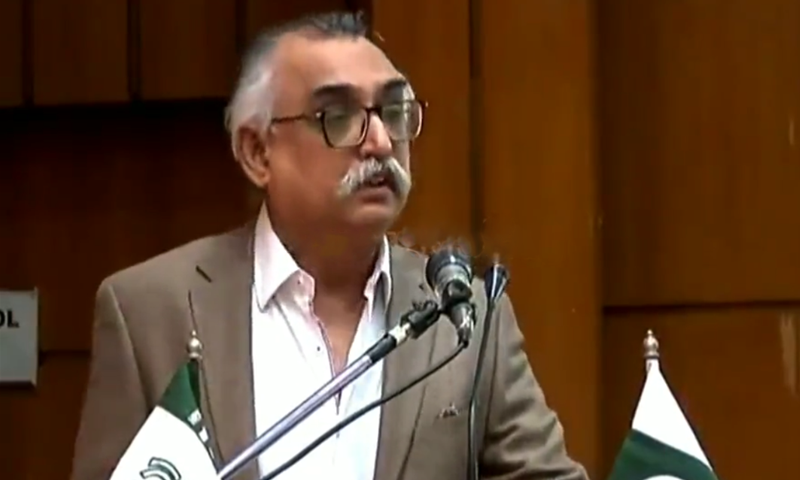 Former chairman of the Federal Board of Revenue Syed Shabbar Zaidi speaks at a seminar in Hamdard University on Wednesday. — DawnNewsTV screengrab
