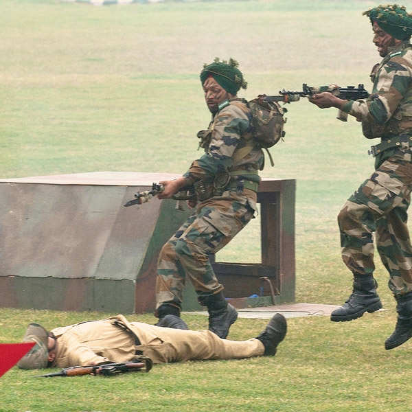 Indian-army-soldiers-demonstrate-combat-skills-during-the-Army-Day-parade-in-New-Delhi-on-January-15-2014-.jpg