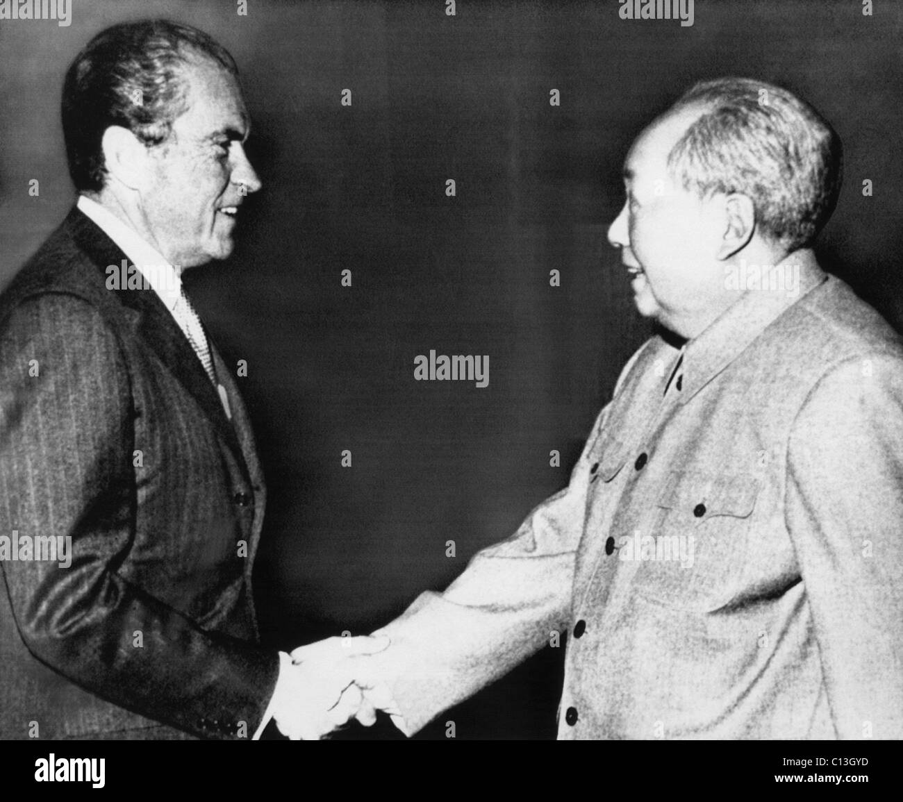 1972-us-presidency-president-richard-nixon-meeting-with-chairman-mao-C13GYD.jpg