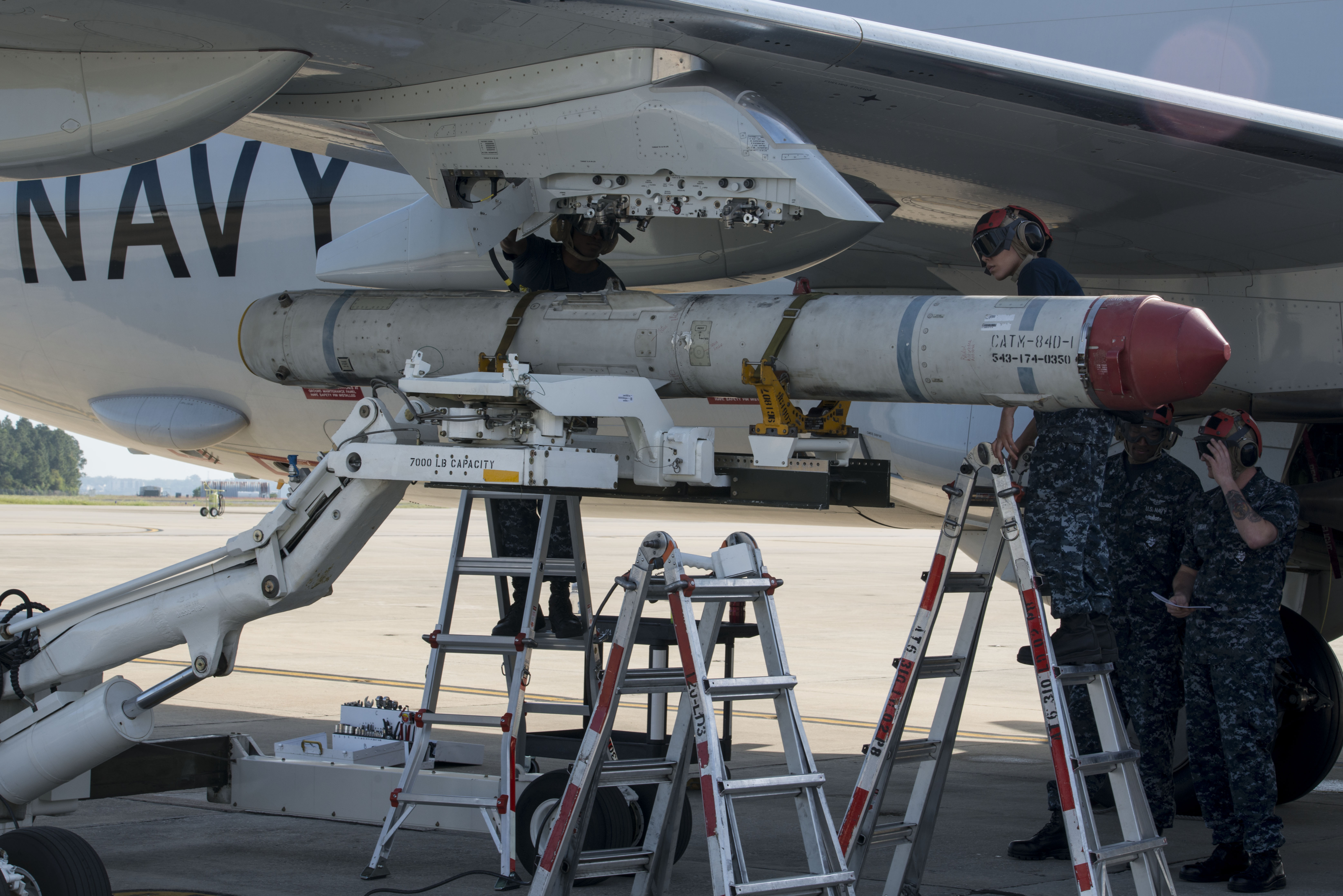 AGM-84K_is_attached_to_VP-30_P-8A_at_NAS_Jacksonville_in_2014.JPG