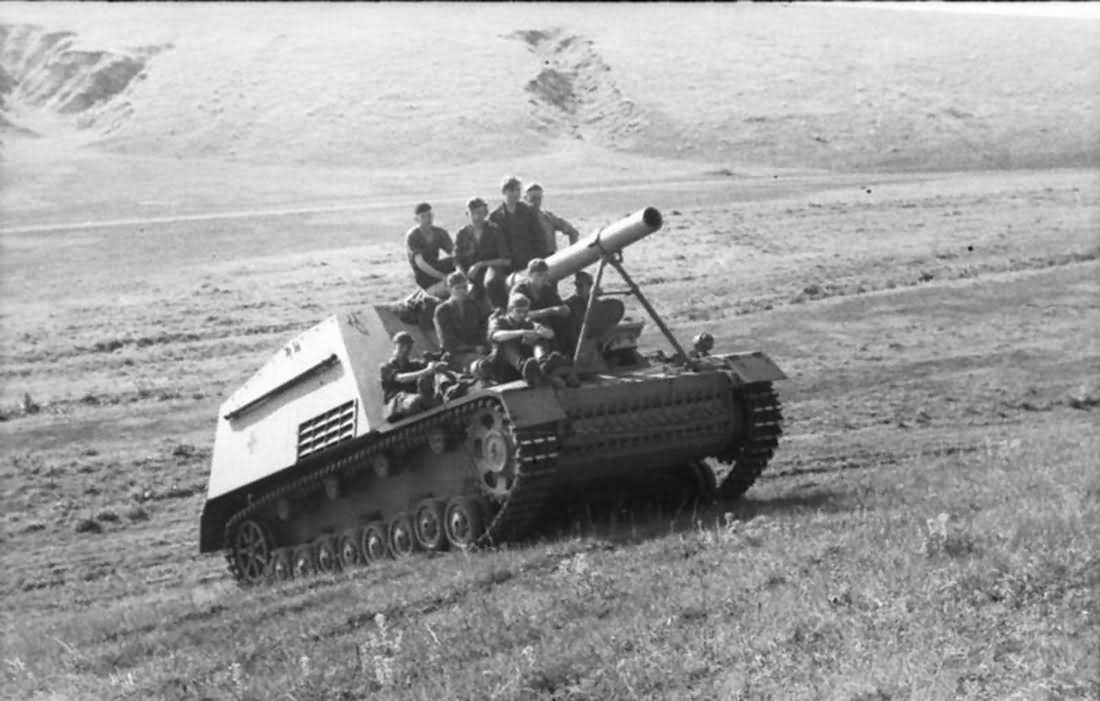 Panzerhaubitze_Hummel_eastern_front_1943.jpg