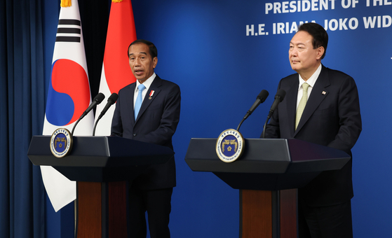 Korean President Yoon Suk-yeol, right, holds a joint press conference with Indonesian President Joko Widodo, after their bilateral summit at the presidential office in Yongsan District, central Seoul Thursday. [JOINT PRESS CORPS]