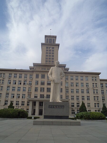 450px-Nankai_University%2C_sculpture_of_Zhou_Enlai.jpg