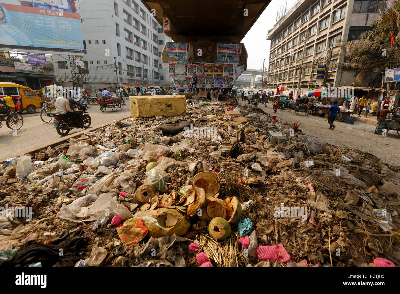 garbage-littered-on-the-streets-is-the-common-scenario-in-dhaka-the-capital-city-of-bangladesh-dhaka-bangladesh-PDTJH5.jpg