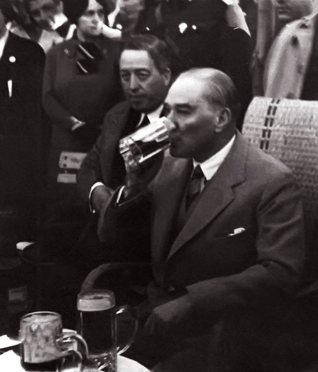 mka207-Mustafa-Kemal-Ataturk-Bira-icerken-1025x1200.jpg