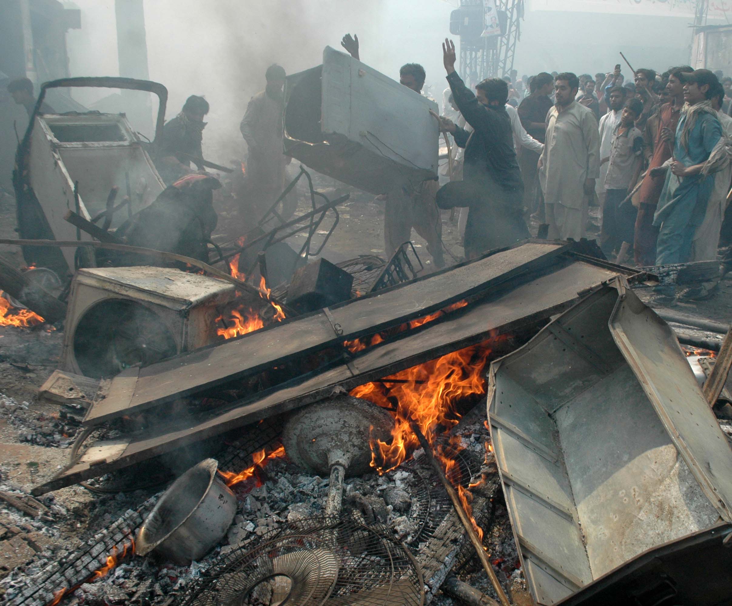 Muslim-mobs-attack-a-Christian-area-of-Lahore-after-blasphemy-allegation.jpg