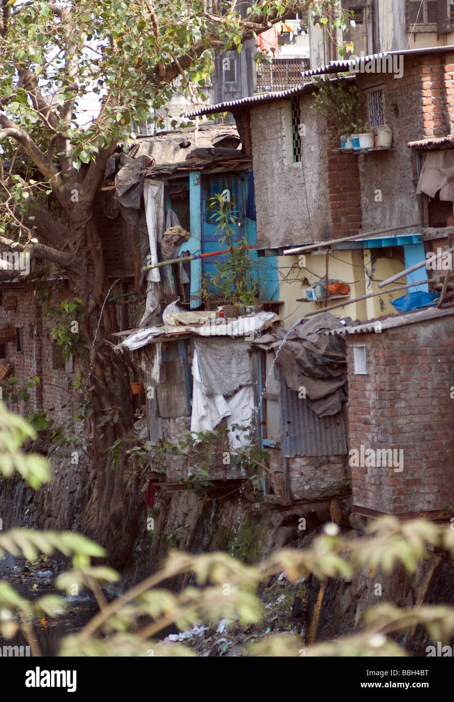 a-view-of-the-mumbai-slums-BBH4BT.jpg