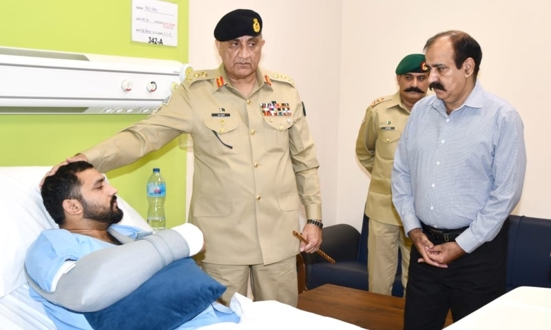 Chief of Army Staff Gen Qamar Bajwa visits Major Haris who was recently injured in a road rage incident, at the Combined Military Hospital in Lahore on Sunday. — ISPR