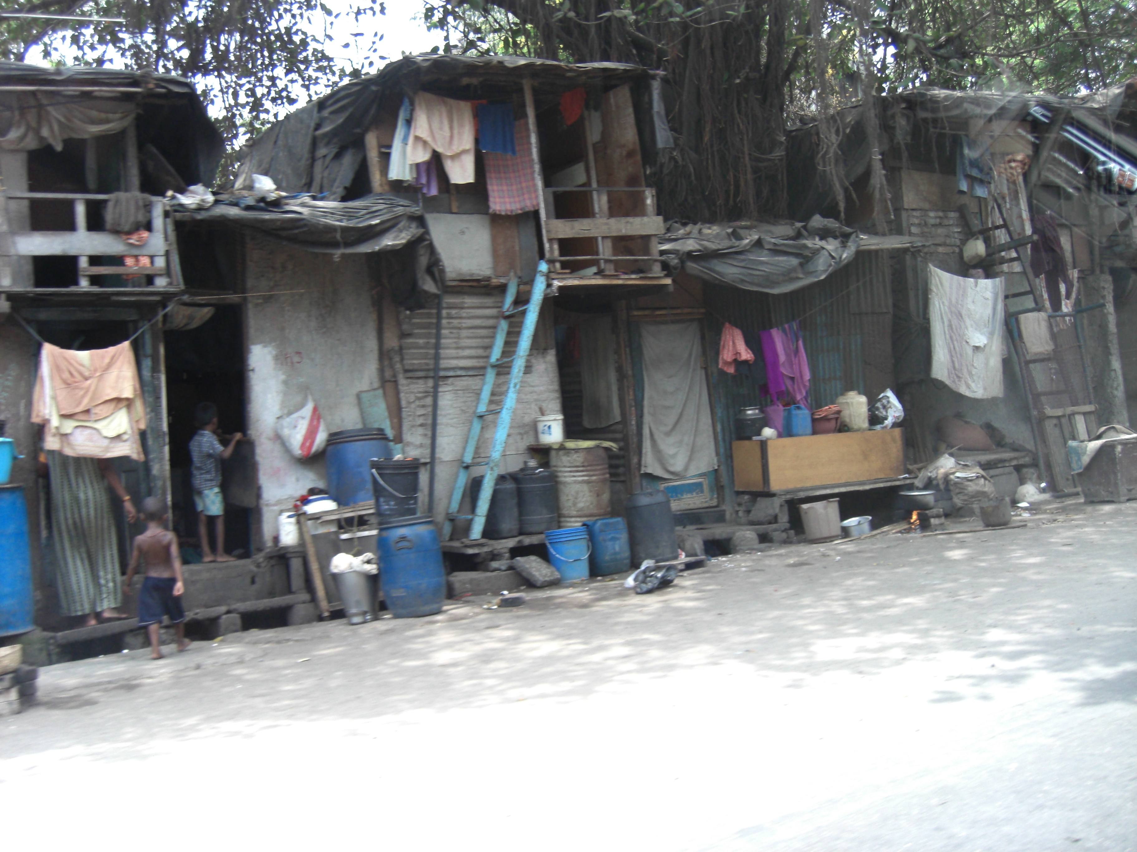 Wadala_slums_-_Mumbai.jpg