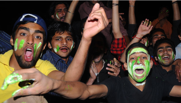 pakistani-cricket-fans-celebrate-asia-20120322-113825-662.jpg