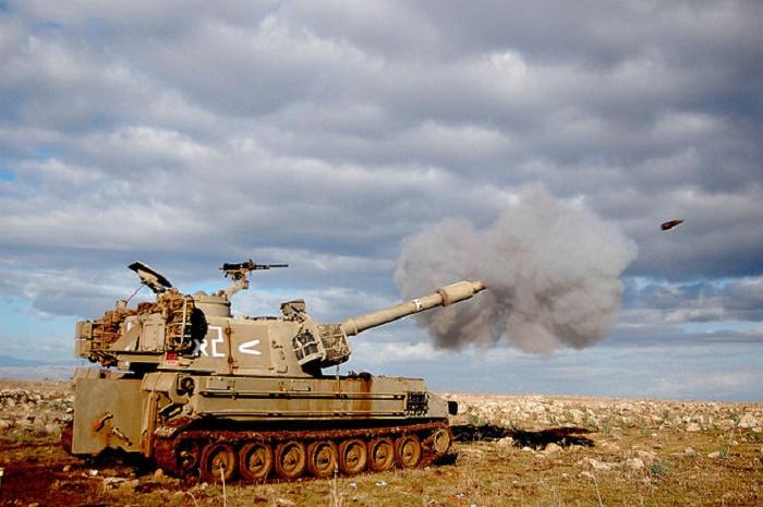 640px-Cannon_fire_-_M109_self-propelled_howitzer.jpg