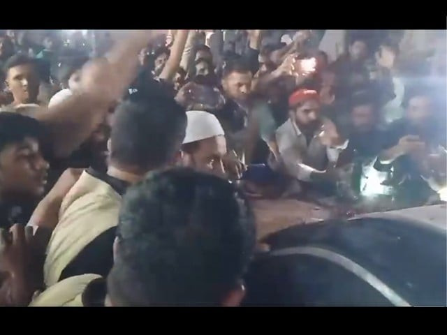 angry mob intercepts former premier and pakistan muslim league nawaz pml n stalwart shehbaz sharif s vehicle in lahore photo screengrab