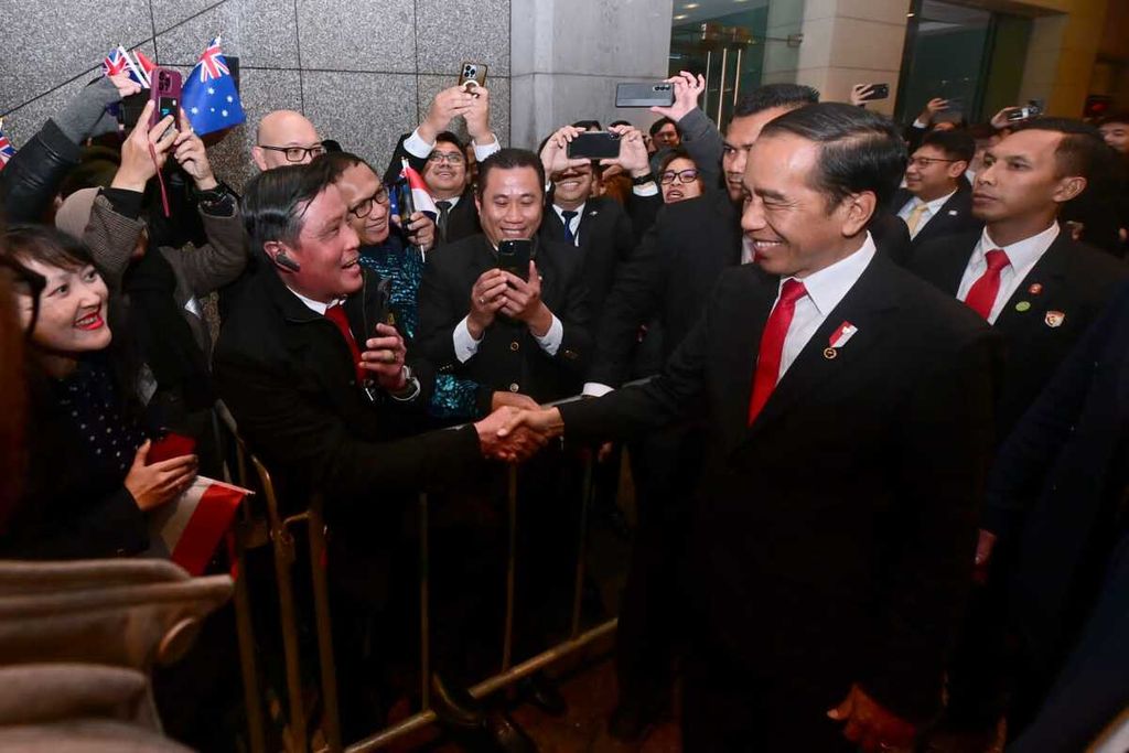 President Joko Widodo arrived at the hotel where he is staying during his working visit to Sydney, Australia, on Monday (3/7/2023) night. The President's arrival at the hotel was greeted by Indonesian diaspora who sang the song Dari Sabang Sampai Merauke.