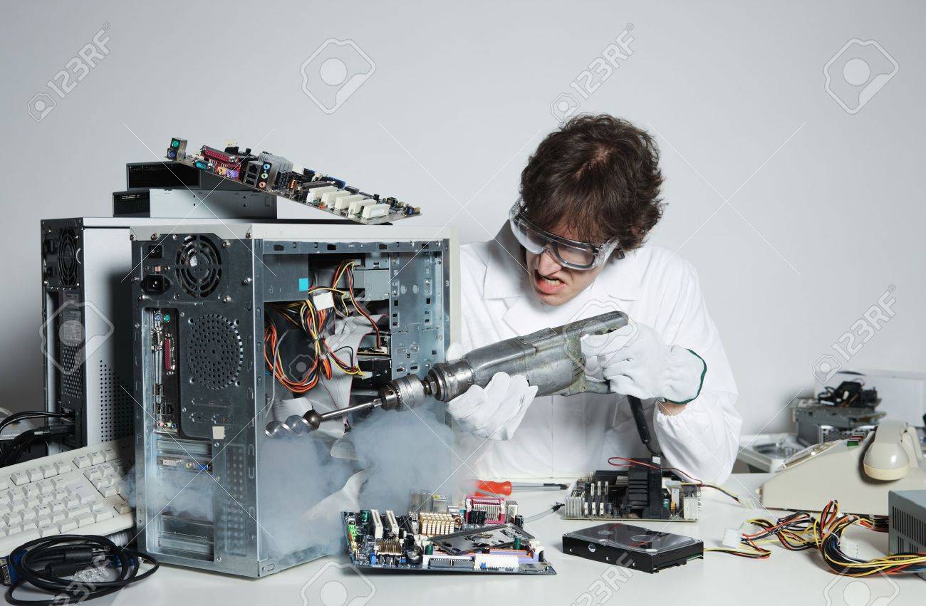 20143169-Crazy-computer-technician-is-trying-to-repair-a-computer-with-a-drill-Stock-Photo.jpg
