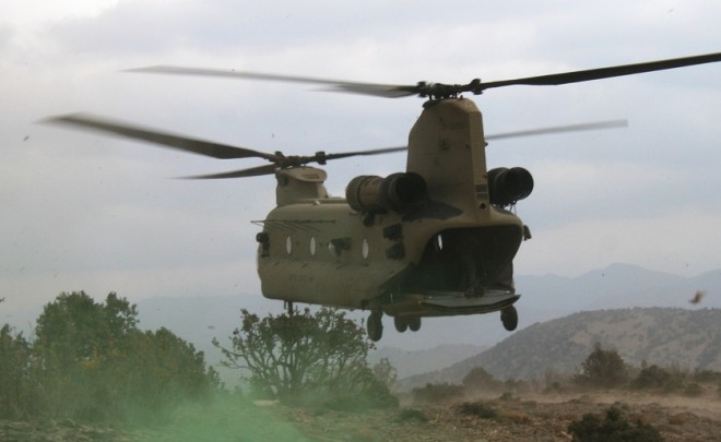 CH-47F-Chinook-picks-up-Fox-Co.-2-506th-PIR-from-northern-Bermel-district-April-5-2011-660x405.jpg
