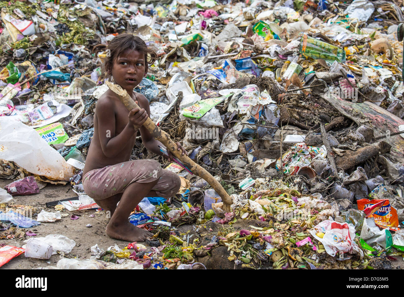 young-girl-scavenging-for-scraps-in-the-garbage-delhi-india-D7G5M5.jpg