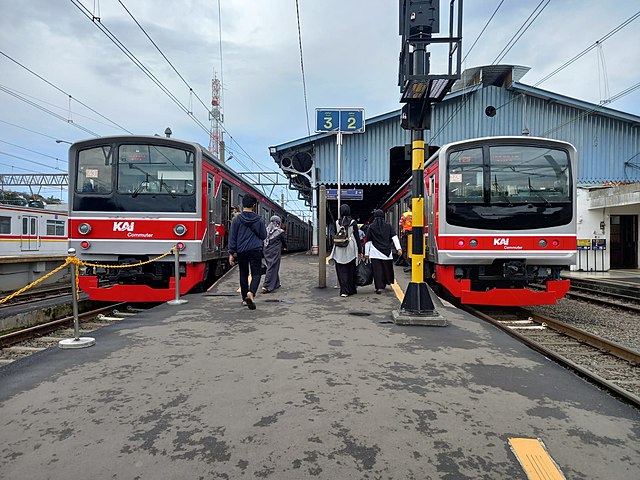 640px-JR_205_And_JR_205_Marchen_New_Livery_At_Bogor_Station.jpg