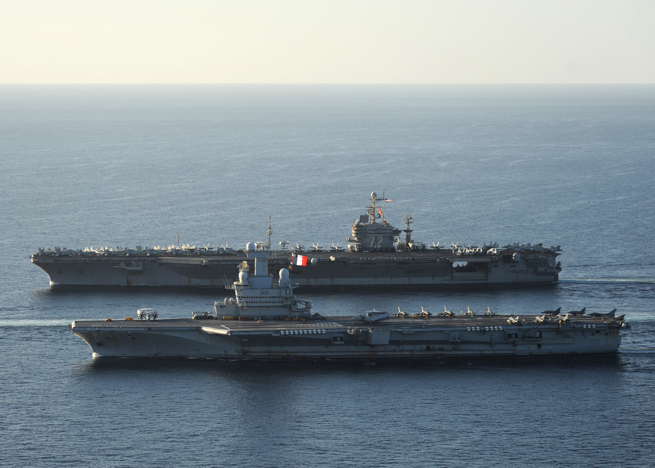 US_Navy_101210-N-1261P-028_The_aircraft_carrier_USS_Abraham_Lincoln_%28CVN_72%29%2C_back%2C_and_the_French_navy_aircraft_carrier_Charles_De_Gaulle_%28R_91%29_a.jpg