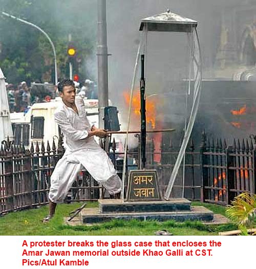 Amar-Jawan-Vandalism-Mumbai-Violence-Muslim-Protestor-JPG.jpg