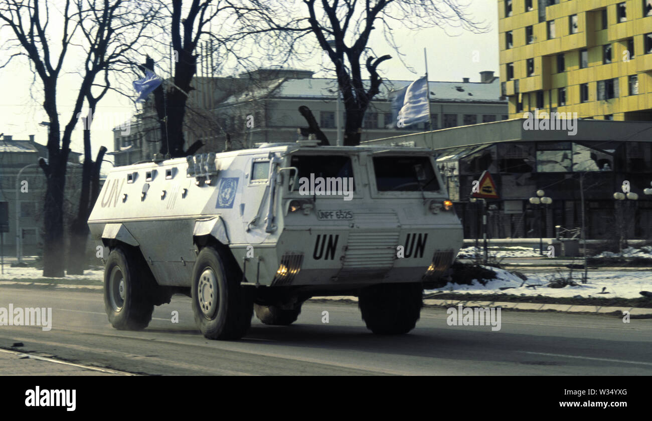 2nd-april-1993-during-the-siege-of-sarajevo-a-united-nations-egyptian-fahd-apc-armoured-personnel-carrier-drives-east-along-sniper-alley-past-the-holiday-inn-hotel-W34YXG.jpg