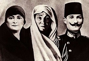 300px-Ataturk-1905-Zubeyde-Makbule.jpg